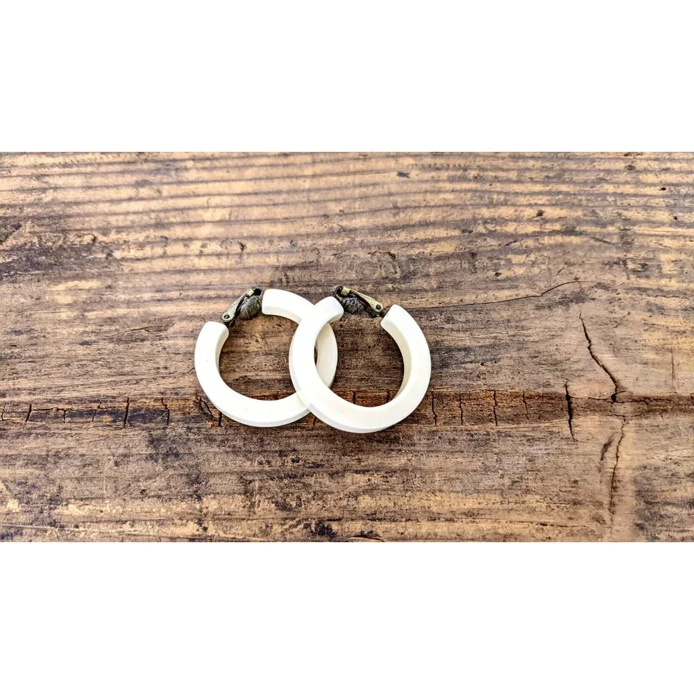 Vintage ivory resin round metal clip on earrings - Picture 2 of 4